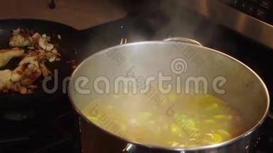 汤用不锈钢锅煮.